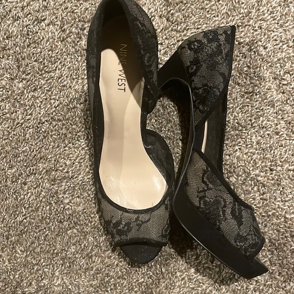 Black lace Nine West pumps